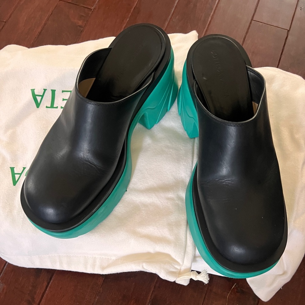 Bottega Veneta flash comes with box and shoe bag.